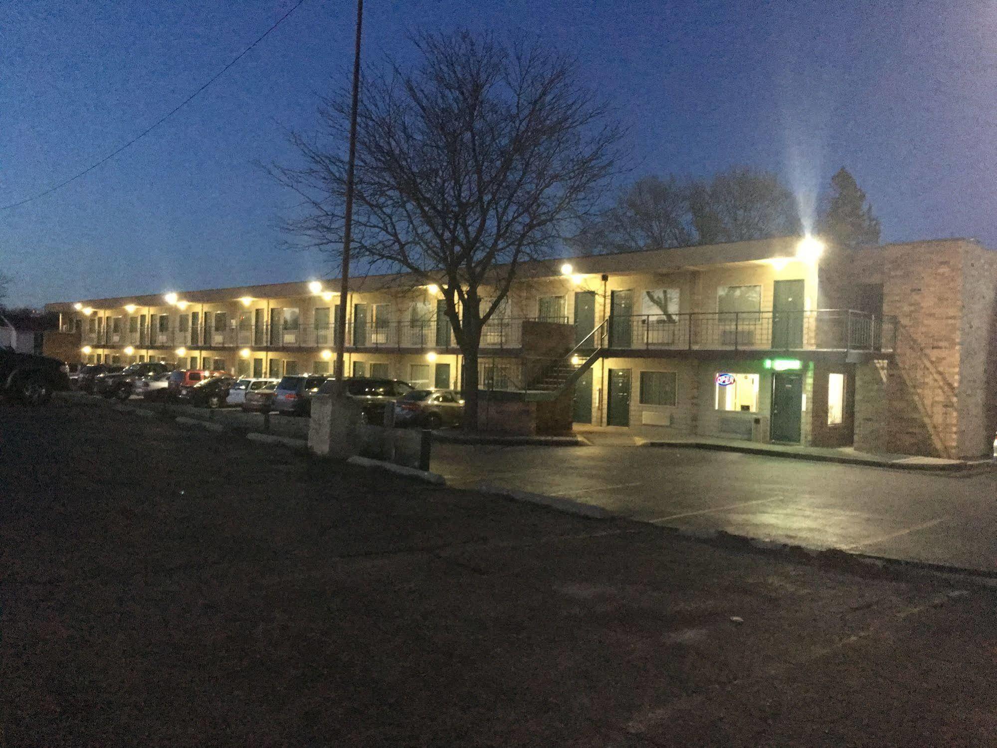 Thunderbird Motor Inn Baraboo Exterior foto